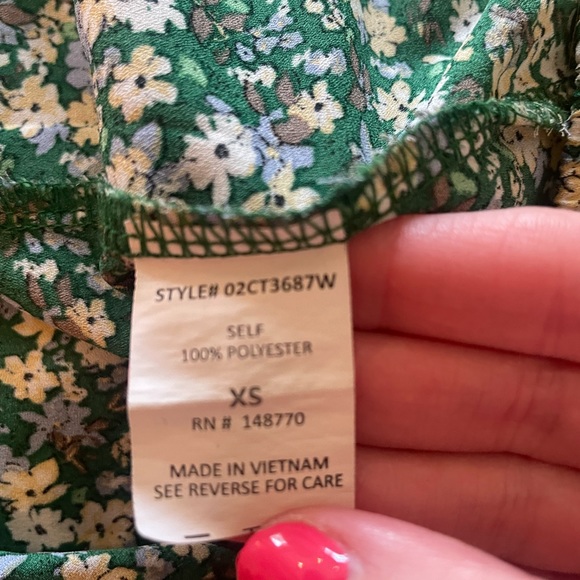 Cute Sienna Sky Sleeveless Blouse with Elastic Bottom - Size XS - Picture 6 of 9